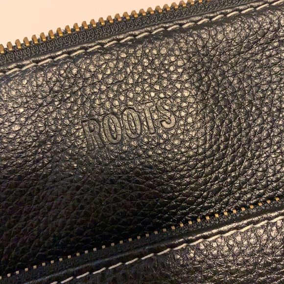 Roots Canada “Venetian Village” Leather Crossbody Bag with Multiple Pockets - Picture 4 of 8